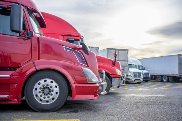 专业的工业级运输车大钻机半挂车站在卡车停靠站供卡车司机休息图片下载