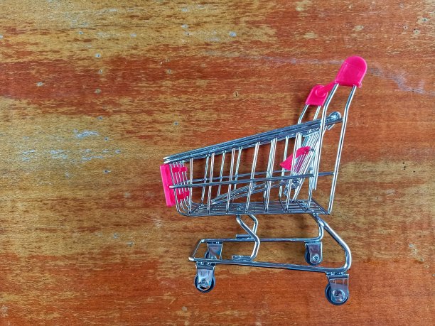 桌子上的购物车图片下载