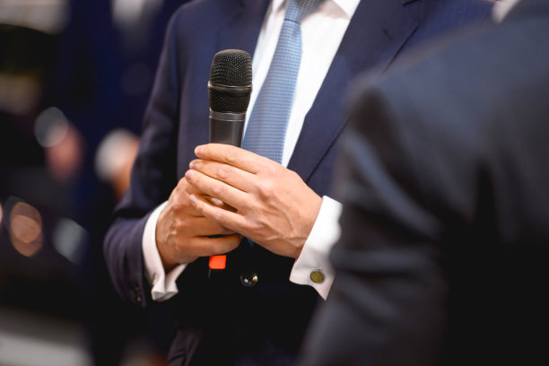 拿麦克风的政客图片下载