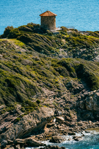 地中海沿岸的传统风车图片下载