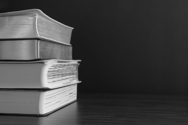 黑色背景上的一摞书图片下载