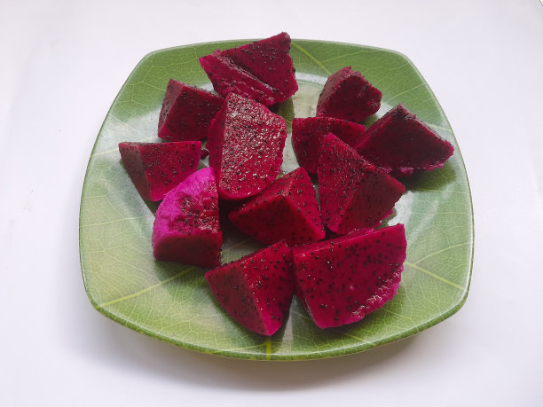 火龙果食物在盘子顶部视图在白色背景。图片下载