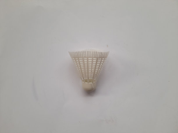 塑料羽毛球毽子顶部视图在白色背景。图片下载