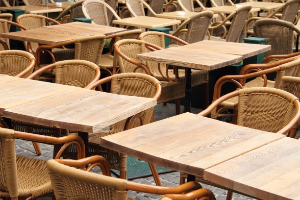 空啤酒园里的桌椅图片下载