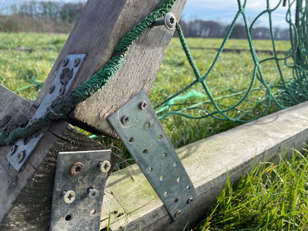 旧的木制足球球门躺在草地上图片下载
