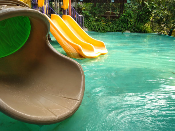 操场上的游泳池适合小孩子图片下载