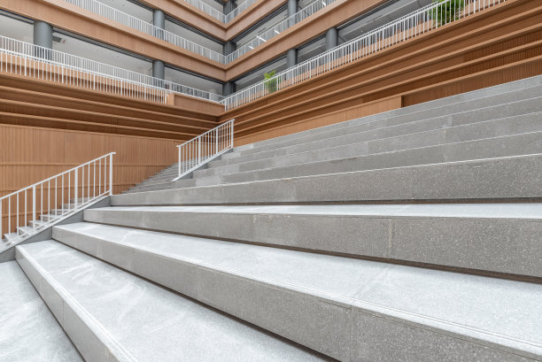 一间空旷明亮的图书室楼梯的一角图片下载