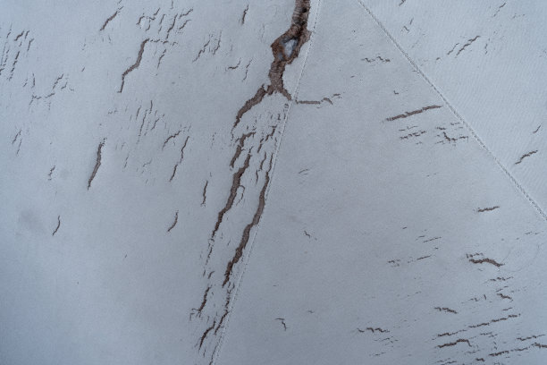 撕坏旧皮革棕色沙发背景。图片下载