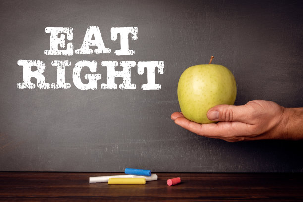 正确饮食的概念。黑板背景和彩色粉笔块图片下载