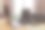 猫在靠窗的桌子上的笔记本电脑旁。图片下载