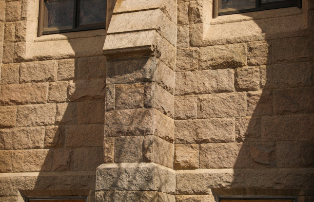 多层砖砌建筑，混合了商业办公室和住宅公寓，具有经典的建筑细节和大窗户。图片下载