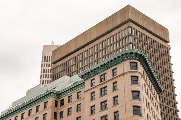 多层砖砌建筑，混合了商业办公室和住宅公寓，具有经典的建筑细节和大窗户。图片下载