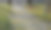 由长满草的花岗岩块制成的公园楼梯。楼梯是天然的，有金属栏杆，扶手。草地上的树，直下山坡图片下载