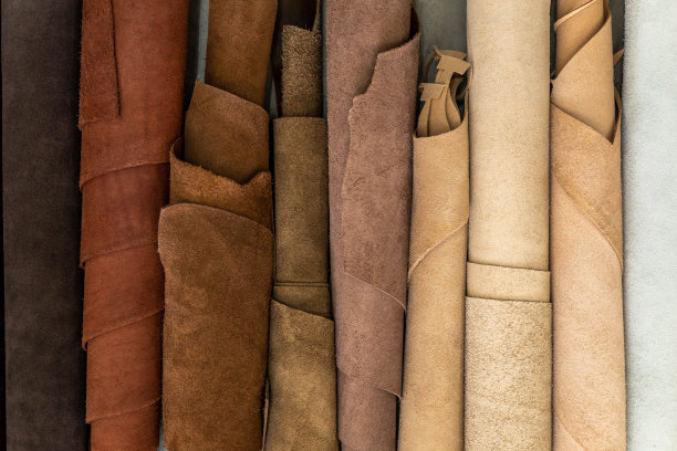 皮革车间手工制作的材料。图片下载