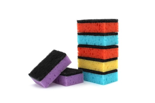 白色孤立的背景上是一堆五颜六色的海绵。图片下载