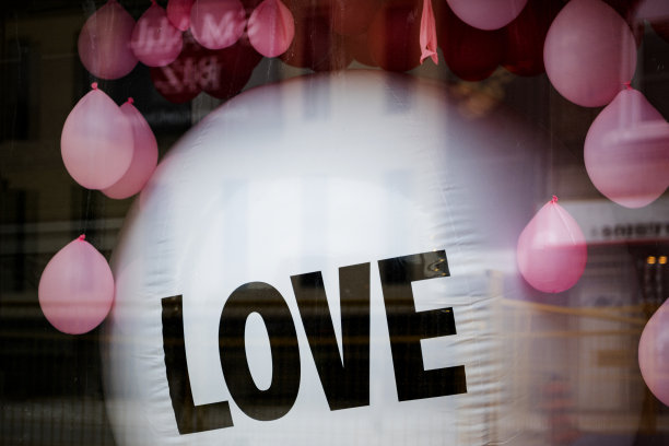 covid-19大流行期间的橱窗展示图片下载