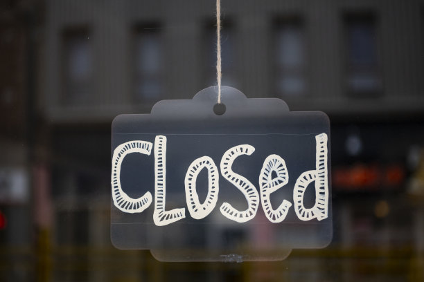 covid - 19大流行期间关闭标志图片下载