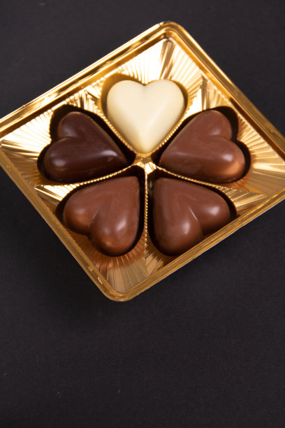 照片白色，黑色，牛奶巧克力包装图片下载