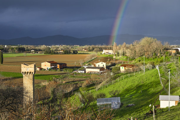 在bettony, Molinaccio Tower上的彩虹图片下载