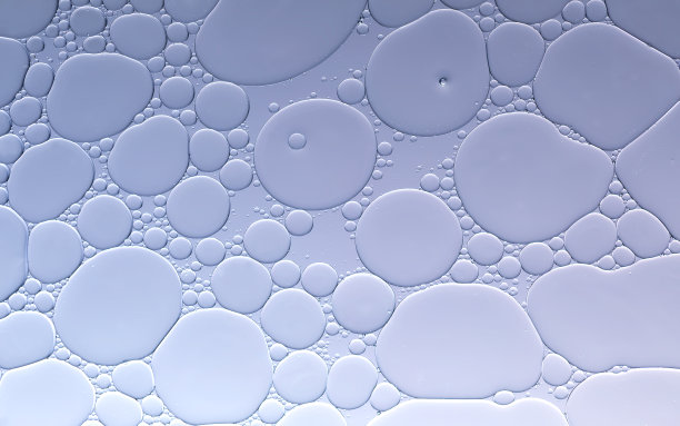 浅紫色抽象背景上的油和水气泡图案图片下载