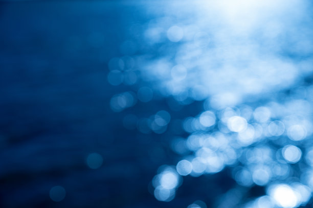 水面上闪闪发光的球散景图片下载