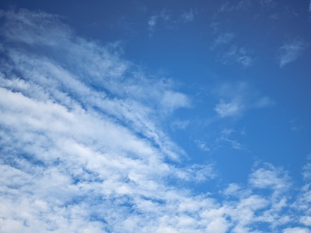 背景是美丽的蓝天白云，白天，春天图片下载