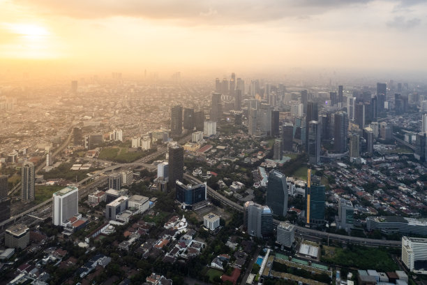 黄金时段雅加达城市鸟瞰图。图片下载