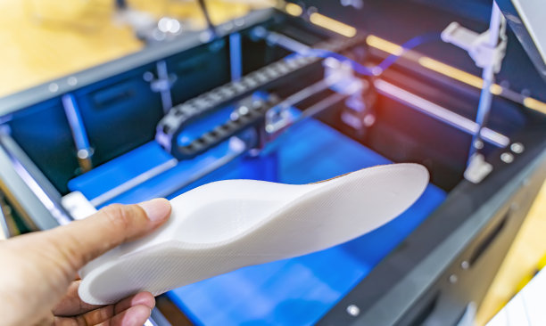 手与3d打印鞋数字特写图片下载