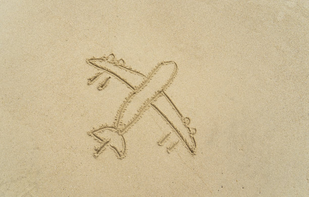 沙滩上有画在沙滩上的沙或符号。图片下载