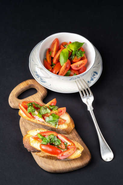 静物生活，美味的意式烤面包配圣女果、罗勒和橄榄油图片下载