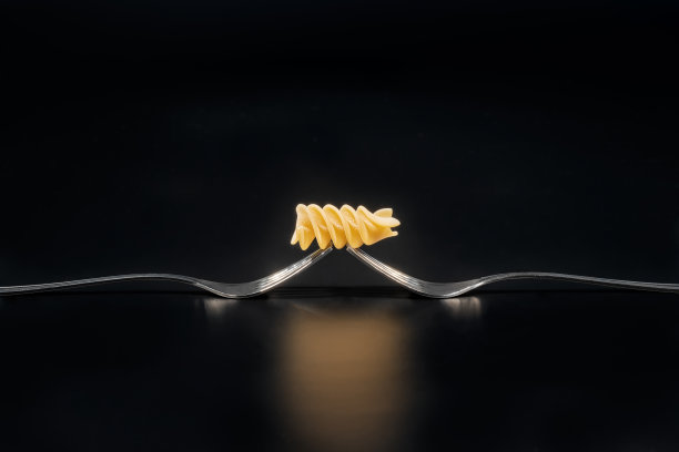 静物照片与生意大利面在黑色背景图片下载