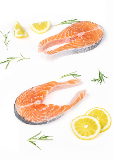 生三文鱼片排列在白色背景上图片下载
