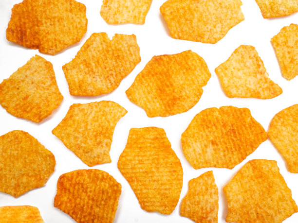 不同形状的辣椒辣椒片平铺成一个背景，工作室在白色背景上拍摄图片下载