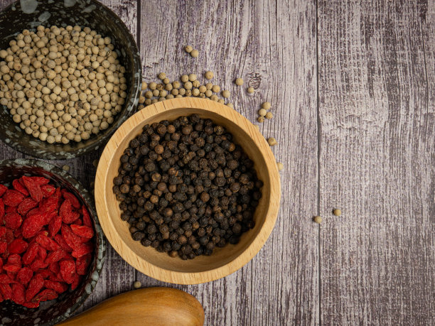 木桌上的辣椒玉米和枸杞为食物概念图片下载