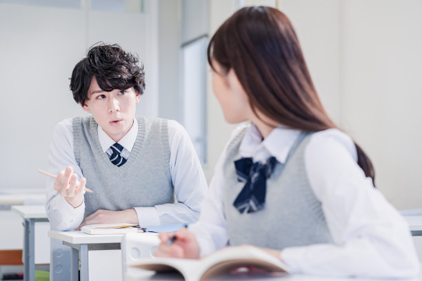 高中学生在教室里辩论图片下载
