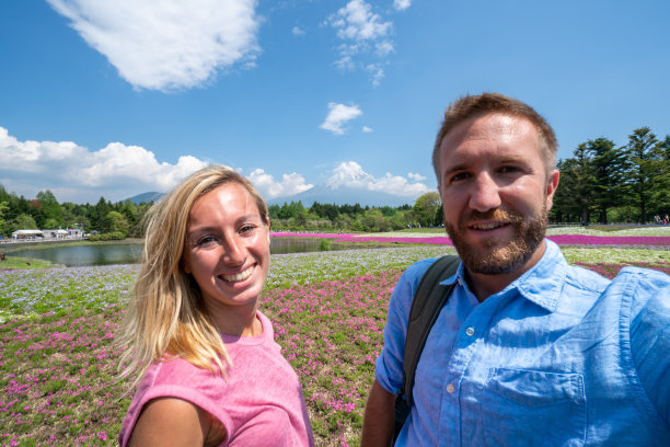 情侣在日本旅行，与富士山美景自拍图片下载