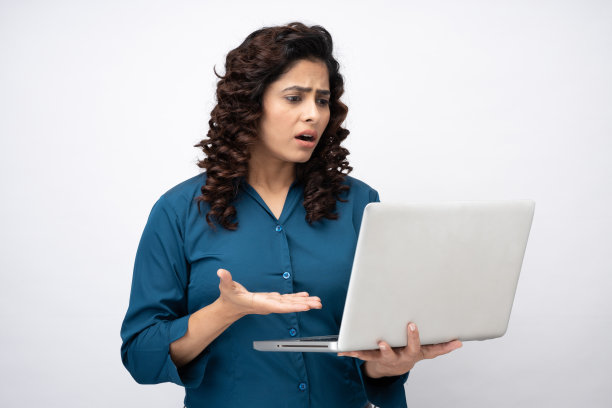 愤怒的女商人拿着笔记本电脑的肖像糟糕的互联网连接正装在白色背景的股票照片图片下载