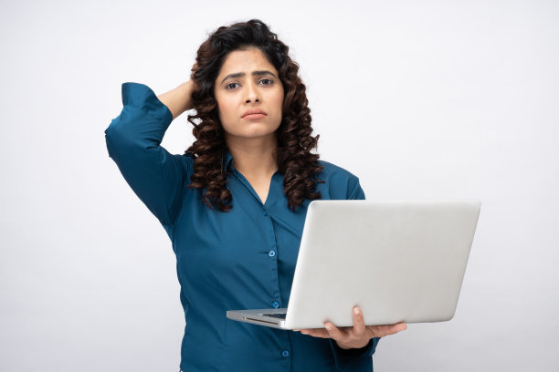 愤怒的女商人拿着笔记本电脑的肖像糟糕的互联网连接正装在白色背景的股票照片图片下载