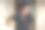 一个友好的老男人给了他一口啤酒。Tagayan或tagay，一种友谊的仪式。来自菲律宾薄荷岛的当地人。图片下载