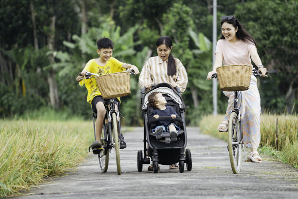 亚洲家庭在村里骑着自行车图片下载