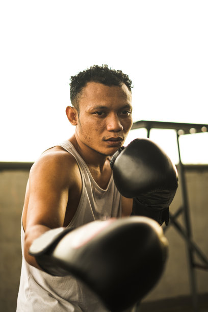 年轻男性拳击运动员的肖像图片下载