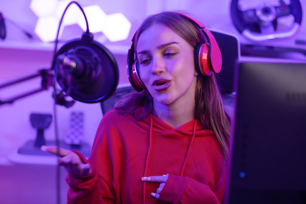 白人女性在家里直播选角或评论社交媒体内容的产品。职业歌手年轻女子在网上现场唱歌申请赚钱。千禧年的生活方式。图片下载