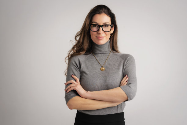 一个有吸引力的黑发女人站在孤立的背景肖像图片下载