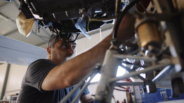 飞机机械师在机场机库修理飞机发动机。图片下载