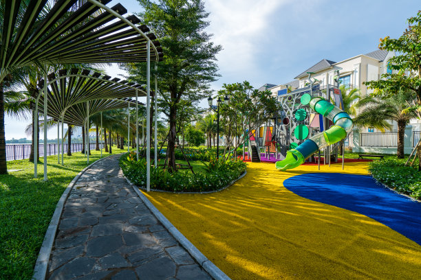 五彩缤纷的操场在公园的院子里。库存图片图片下载