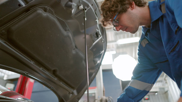 汽车修理工具有在综合汽车维修中心修理发动机、打开引擎盖、搜索、诊断汽车故障的专业知识和技能。在机械修理厂负责汽车发动机的总技术员或维修工程师。图片下载