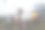 两个女孩从城市的水泥墙上跳下来。低角度视图。图片下载