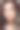 一个黑发女孩手里拿着一束吉卜草花。图片下载