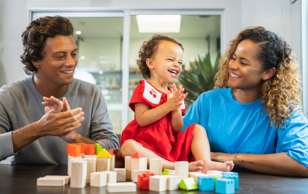 有一个女孩陪孩子玩的家庭。图片下载