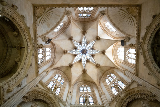 布尔戈斯大教堂的星形拱顶，每个角落都有小陈列柜的珍贵细节。图片下载